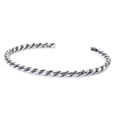 Snoet Sølv armring tilføjer et unikt og stilfuldt touch til dit Trollbeads armbånd.